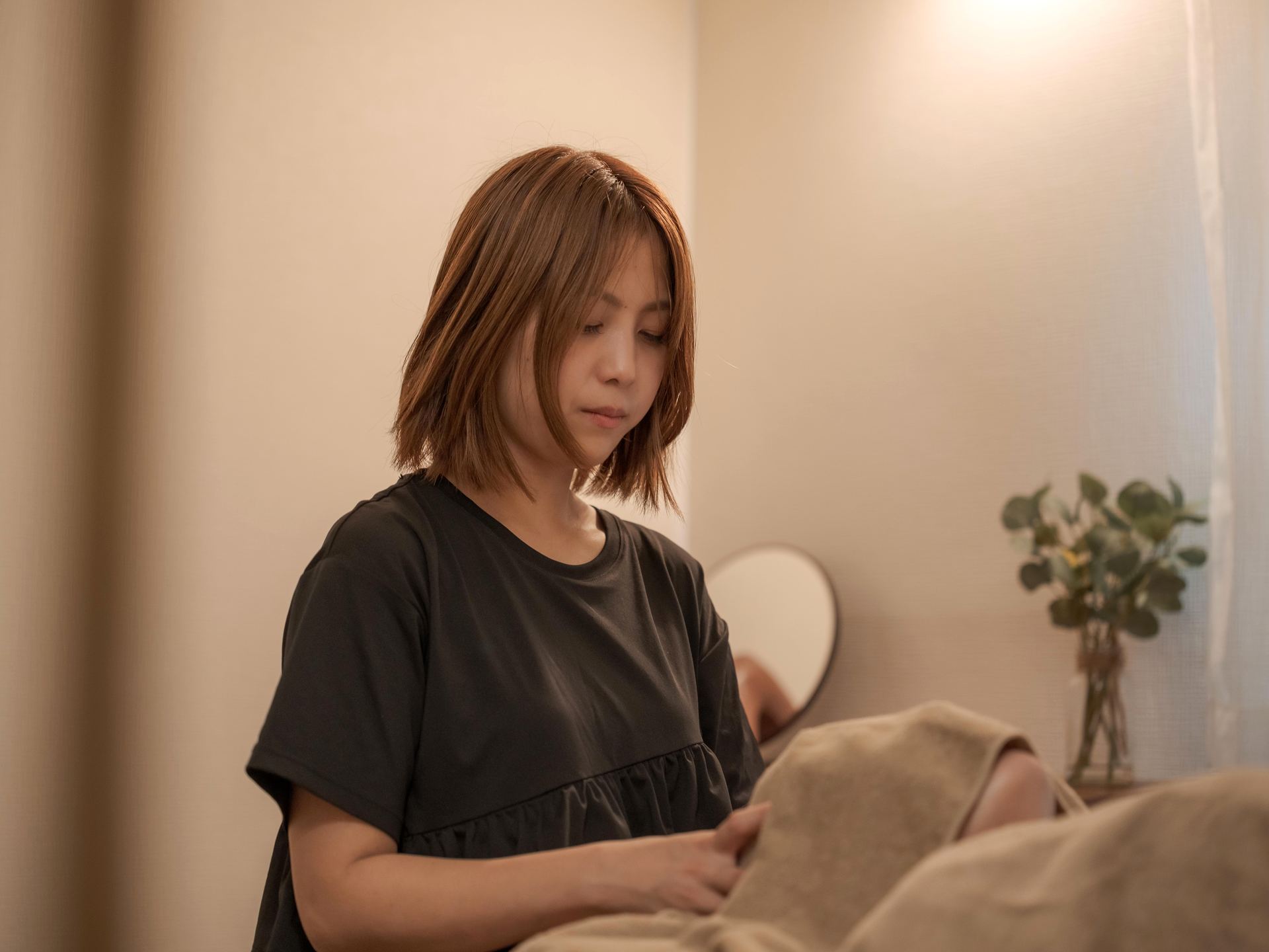 施術ベッドのそばで、やさしくケアを行うHome Care Lesson