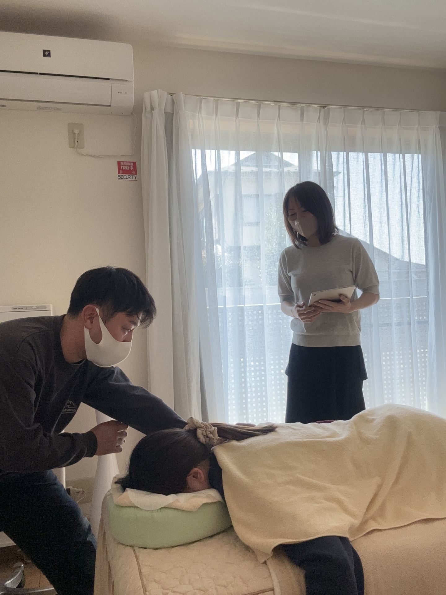 実技レッスンで施術を学び、練習するTherapist Course