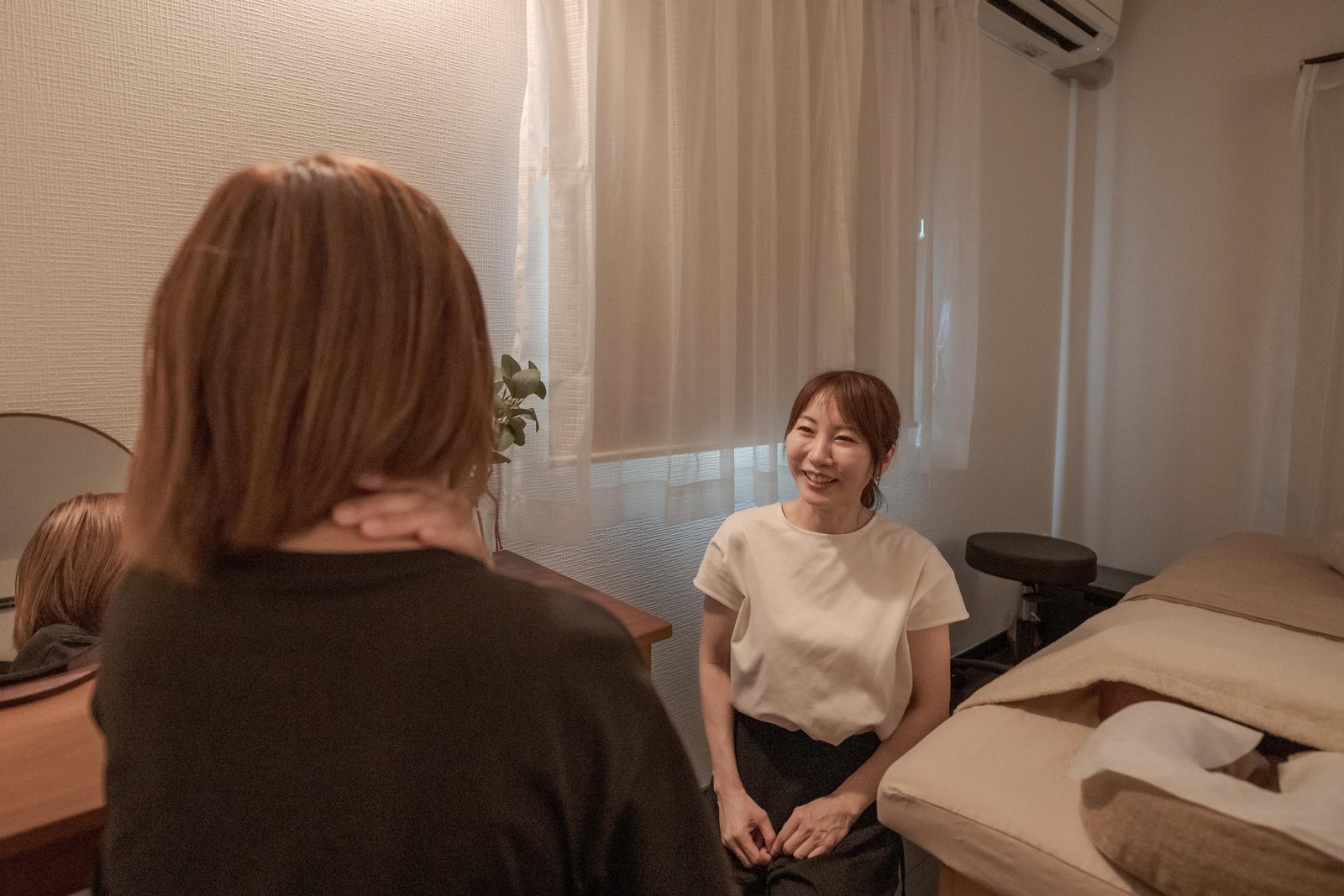 カウンセリングでお身体の状態を伺う様子
