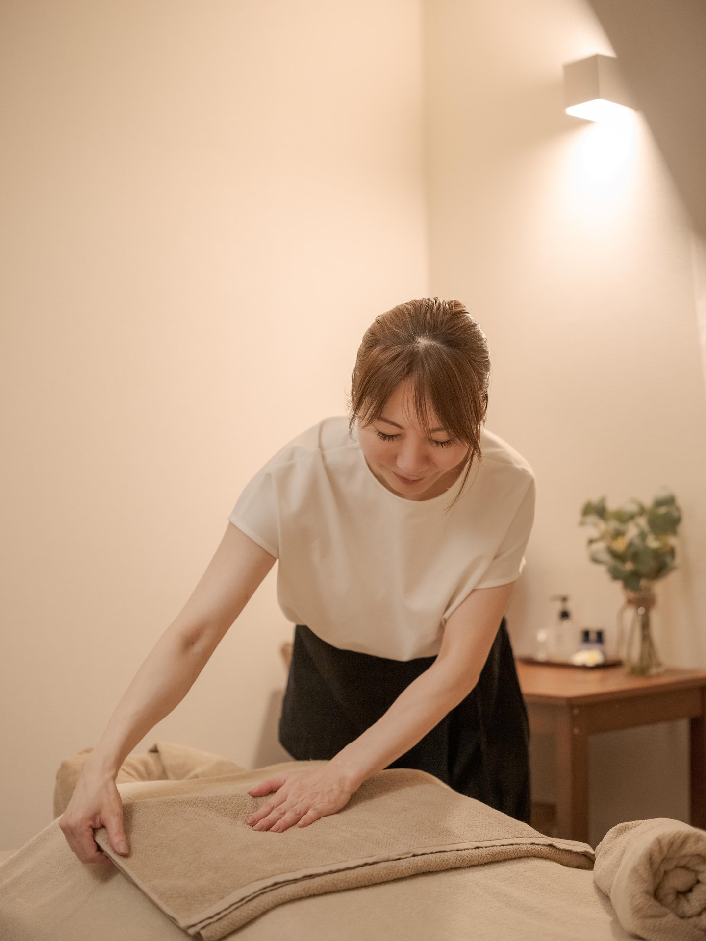 静かに施術室を整える香奈
