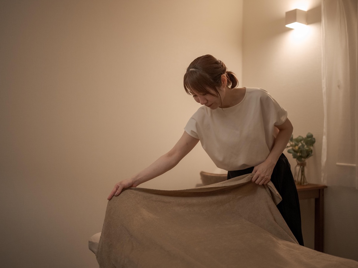 ベッドの準備をする香奈