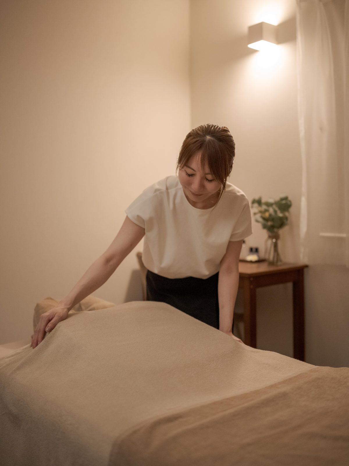 施術の準備をする香奈