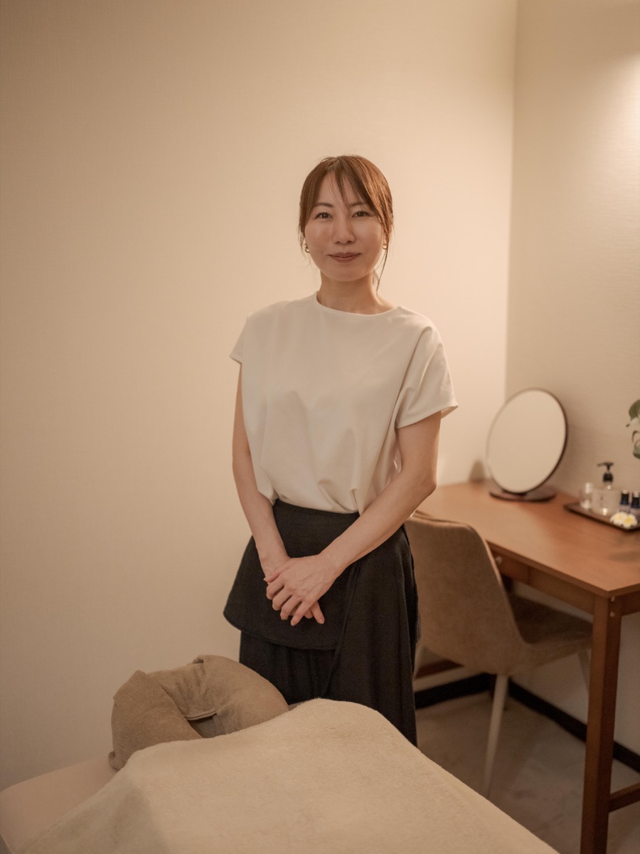 施術室でお客様を迎える香奈