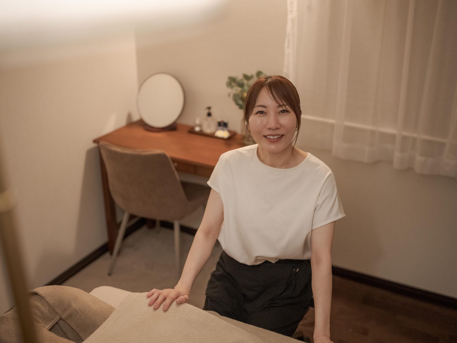 施術室でお客様を迎える香奈